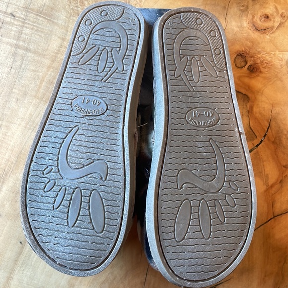 Never worn camouflage size 8 (40-41) slippers (super soft) - Picture 3 of 3